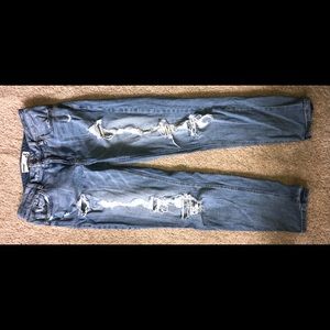 Women’s light blue wash boyfriend jeans